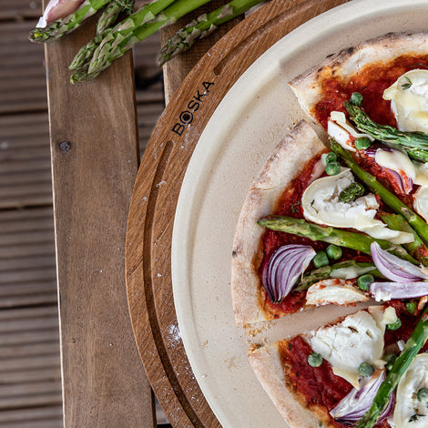 Seasonal pizza with asparagus and goat cheese